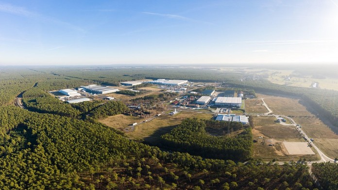 Průmyslový areál u Berlína, kde roste Gigafactory pro Teslu.