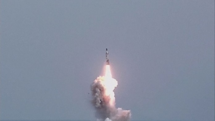 KLDR znovu provokuje! Slíbila obnovu jednání s USA, pak odpálila střely