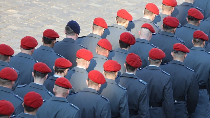 Německo zpřísňuje pravidla. Muži musí armádě hlásit delší pobyt v cizině