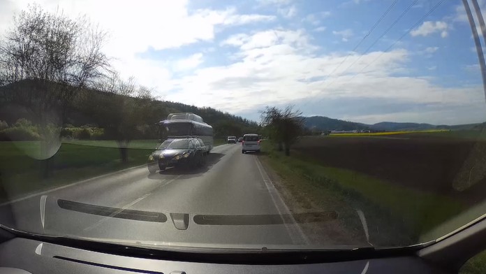 Měl snad zatmění? Při předjíždění ohrozil několik aut i autobus! VIDEO