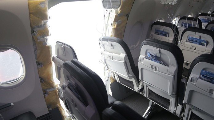 Na odtržených dveřích boeingu chyběly klíčové šrouby, zjistili vyšetřovatelé