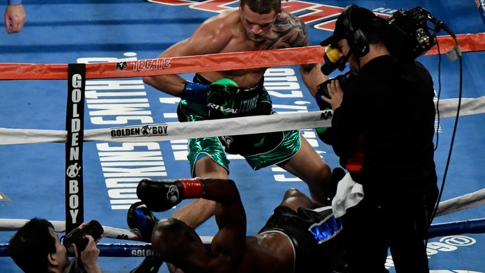 Velká řežba! Boxer vyletěl z ringu, pak ukončil kariéru VIDEO