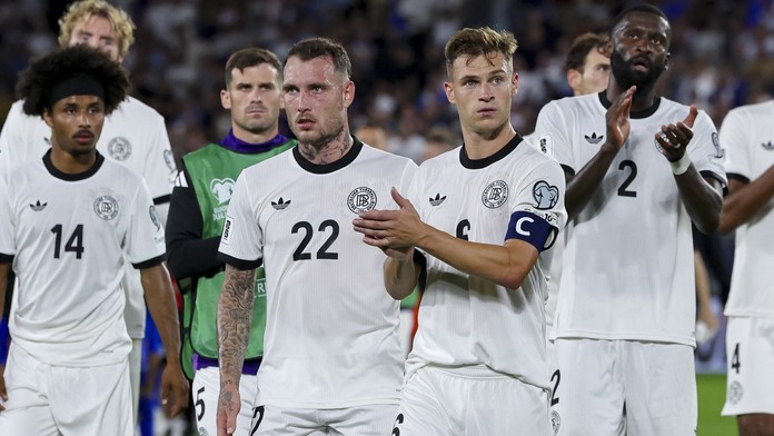Fotbalisté Německa David Raum (22), kapitán Joshua Kimmich a Antonio Rüdiger (2)
