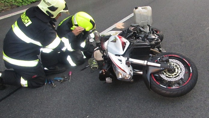 Motorkář nezvládl svůj stroj a skončil mimo silnici. Na místě zemřel