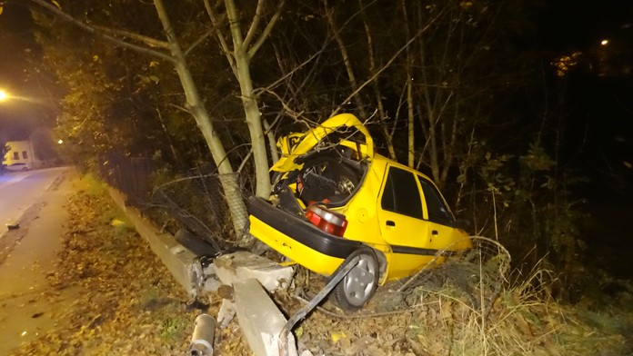 Řidič BMW smetl zaparkované auto. O kus dál to napálil do lampy