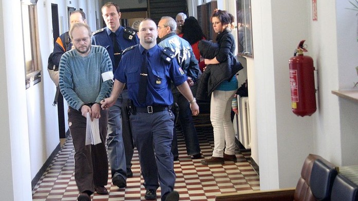 Exmanželku zabil cihlou, tělo pak spálil i s autem! U soudu přiznání odvolal
