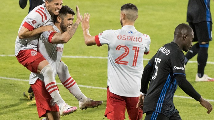 Toronto zvítězilo díky pokutovému kopu, rozhodčí neuznal dvě branky