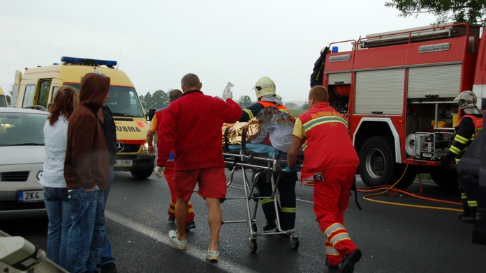 S dělníkem se zřítila konstrukce, těžce si ZRANIL PÁTEŘ! Letěl pro něj VRTULNÍK