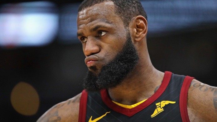 LeBronova demolice Milwaukee! 40 bodů a nakonec triple-double
