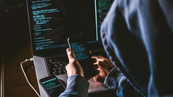 Pozor na zákeřný vir v telefonu. Nahrává zvuk a zaznamenává, kudy chodíte