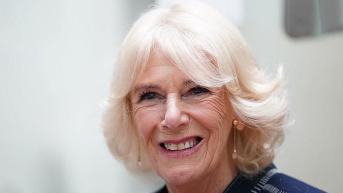 Camilla má zdědit prokletou korunu! Tajuplná legenda nahání strach