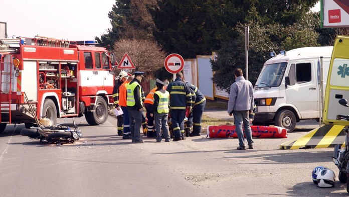 Motorkář VJEL NA PŘEJEZDU přímo POD VLAK! S těžkým zraněním ho odvezl VRTULNÍK!