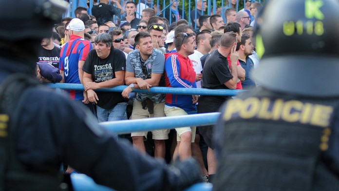 Fanoušci Hajduku v centru Liberce světlicí zapálili dům