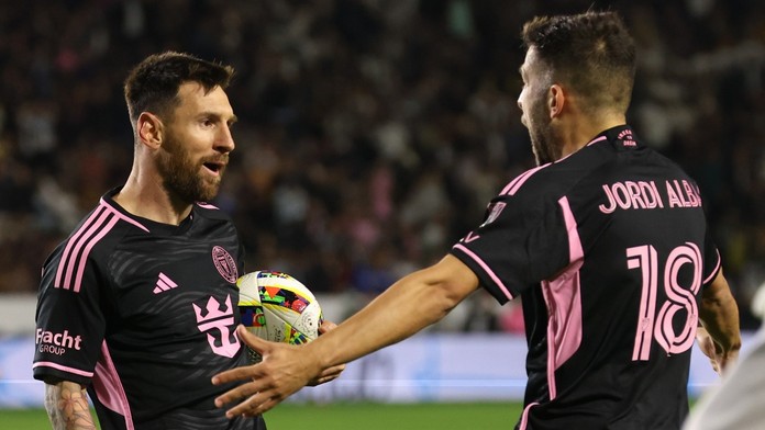 Lionel Messi a Jordi Alba slaví gól Interu Miami proti LA Galaxy