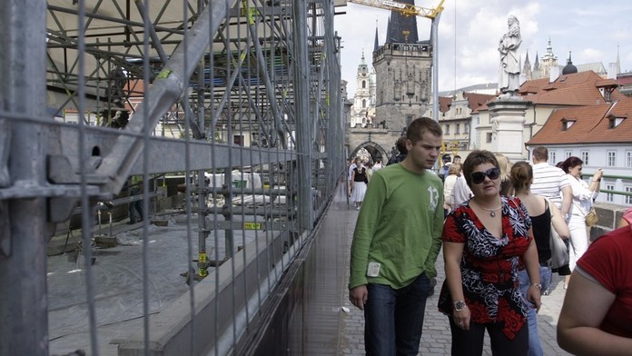 Karlův most si na dokončení oprav ještě počká
