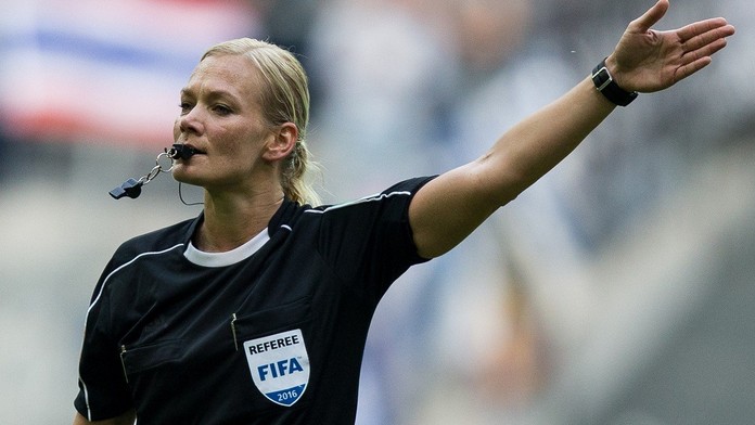 Přepište dějiny: Fotbalové utkání Bundesligy pískala žena!