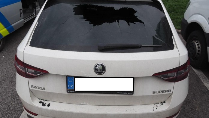 Řidiče superbu naštval kamion v zúžení. Po vybrždění přišla tvrdá odplata