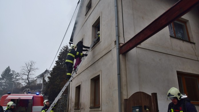 Oheň uvěznil v domě mámu i děti. Její reakce všem zachránila život!