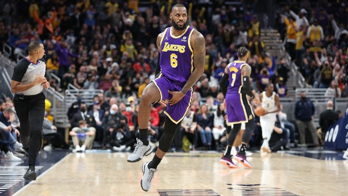 LeBron James byl opět potrestán, NBA vadilo sahání do rozkroku