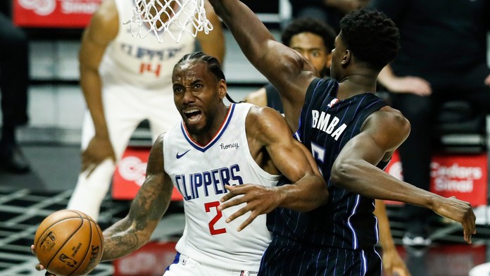 Sérii Clippers uťalo Orlando, Denver sundal Sixers. Phoenix natáhl sérii