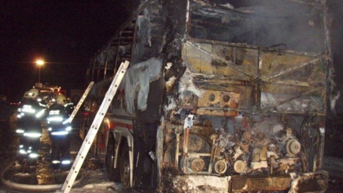 OBRAZEM: Na D1 shořel autobus, vezl 44 lidí
