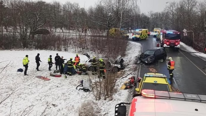 Mladík přejel do protisměru, čelně se srazil s dalším autem. Pět zraněných