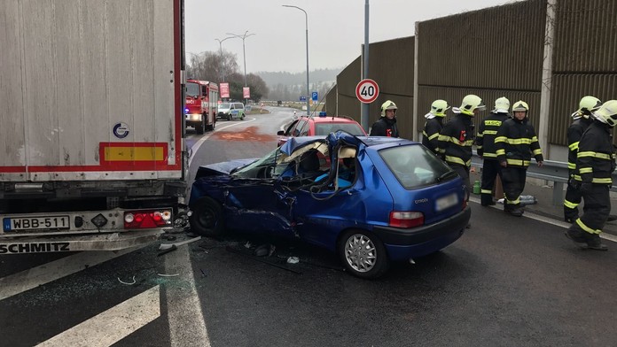 Řidiče trápí ledovka i o Vánocích! Hromadná nehoda uzavřela dálnici