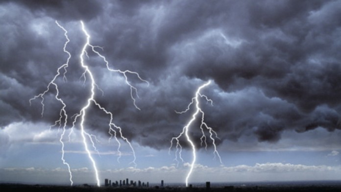 VAROVÁNÍ METEOROLOGŮ: Odpoledne udeří silné bouřky, o víkendu se prudce ochladí