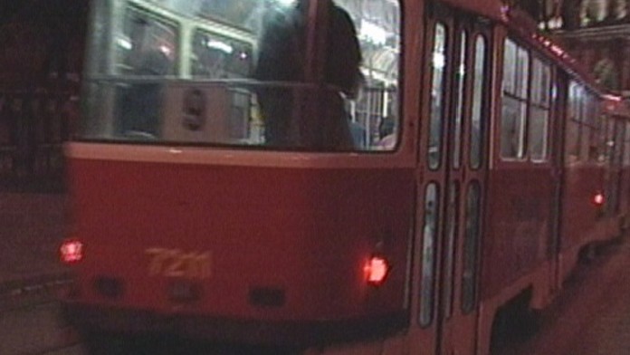 Kriminalisté dopadli gang, který v tramvajích přepadával mladé lidi