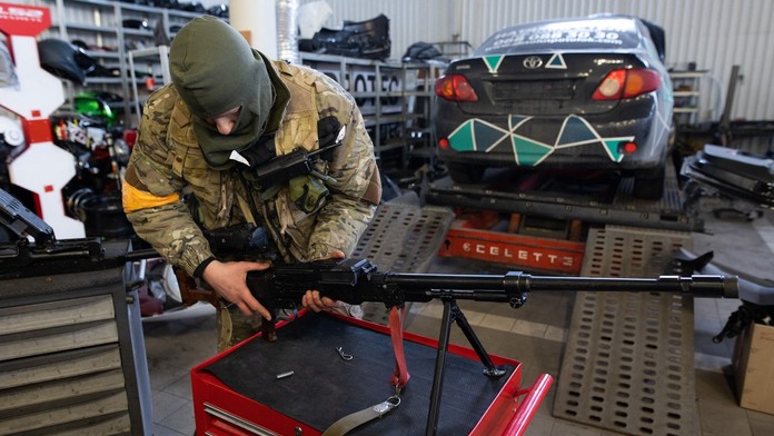 Pomoc kyjevských automechaniků. Servis upravuje ukořistěné ruské zbraně