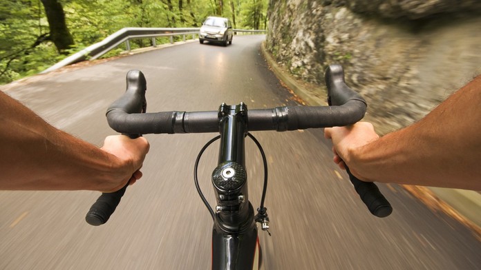 Předjíždění cyklistů s odstupem 1,5 metru vyvolalo vášně. Co si myslíte vy?