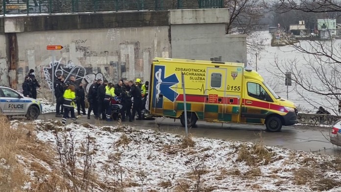 Kajakáři z Vltavy vytáhli tonoucího muže, záchranáři ho převezli do nemocnice