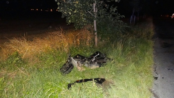 Řidič seatu přehlédl při odbočení motorkáře. Ten je po smrti