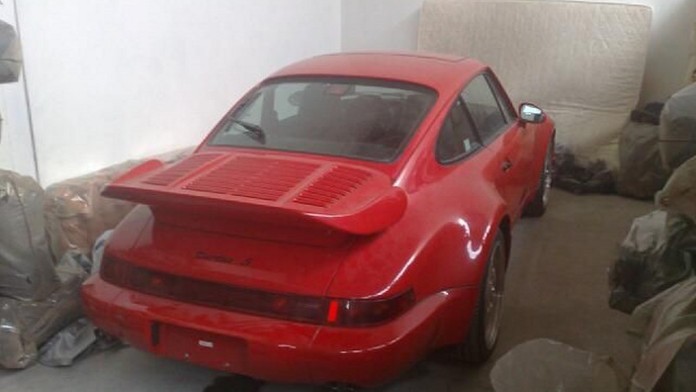 Luxusní porsche pod haldou padělků