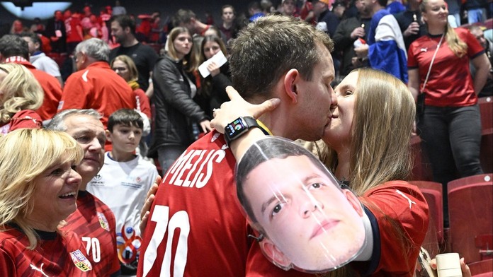 Dvojitý happy end. Bronzový florbalista z MS se zasnoubil, o ruku žádal v hledišti
