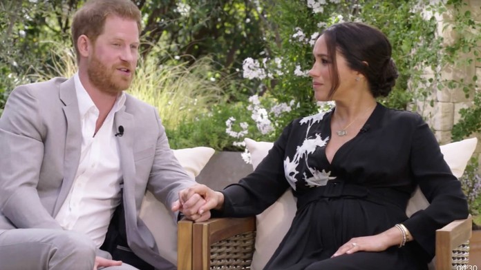 První slova královské rodiny. Takhle reaguje na útoky Harryho a Meghan