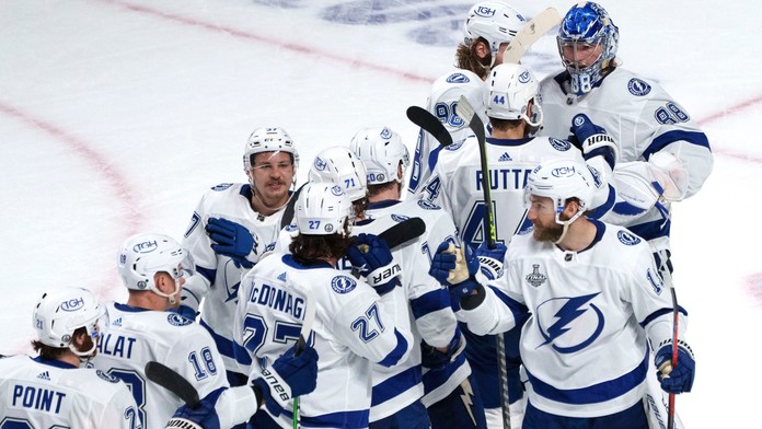 Tampa má tři mečboly. V dalším finále bodovali oba Češi, Rutta skóroval