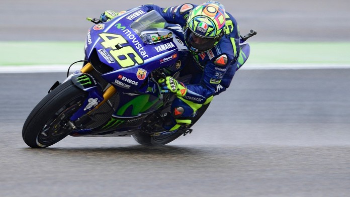 Tři týdny po zlomenině nohy: Rossi zase usedl na motorku!