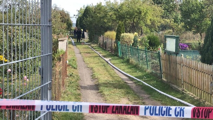 Hrůzný nález ve vyhořelé chatce. Hasiči tam objevili ohořelé tělo