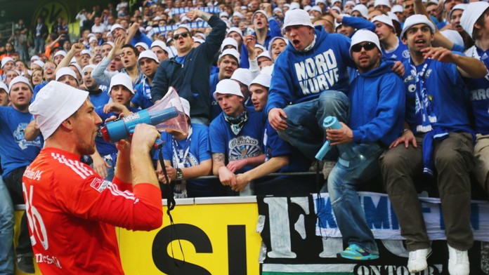 Nevídané! Fanoušci Schalke 04 budou mít u stadionu svůj hrob!
