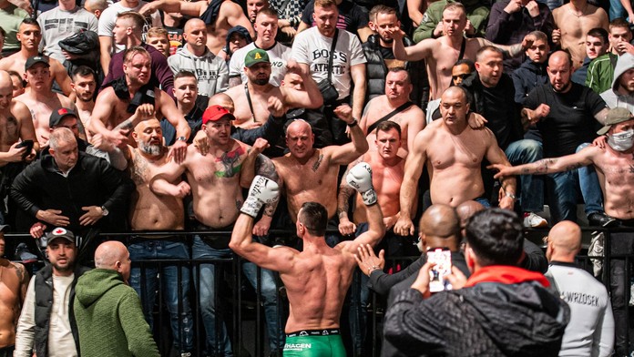 VIDEO: Kickboxerské gala přerušila bitka diváků, létaly židle, lidé se ukryli pod ring