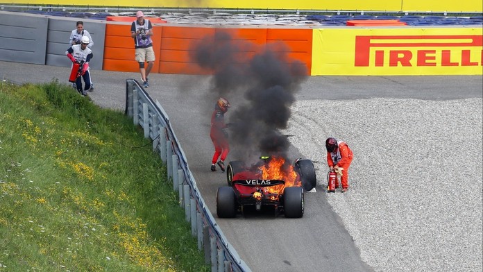 Tak to bylo o fous. Sainz musel utíkat před plameny. Nemám slov, řekl