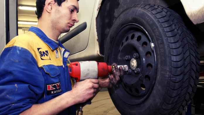RADY ODBORNÍKA: Jak připravit auto na jaro
