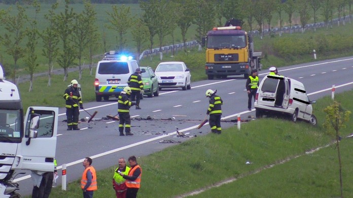 Dodávka se čelně srazila s náklaďákem, řidič nemohl přežít!