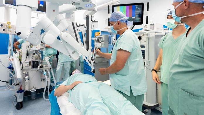 Už vás operoval robot? V Hořovicích to umí. Pacienti odchází domů o dny dřív