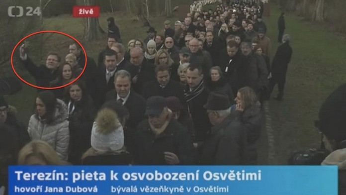 Trapas! Škromach fotil selfie v koncentráku! Načapaly ho kamery