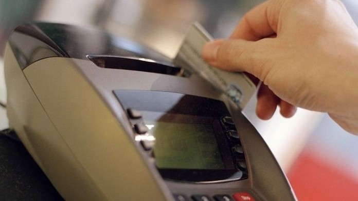 S nalezenou platební kartou vyrazil na nákupy. Patřila jeho známému
