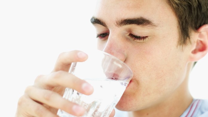 Neuvěřitelná tragédie: Chlapec (16) vypil 20 litrů obyčejné VODY a zemřel!