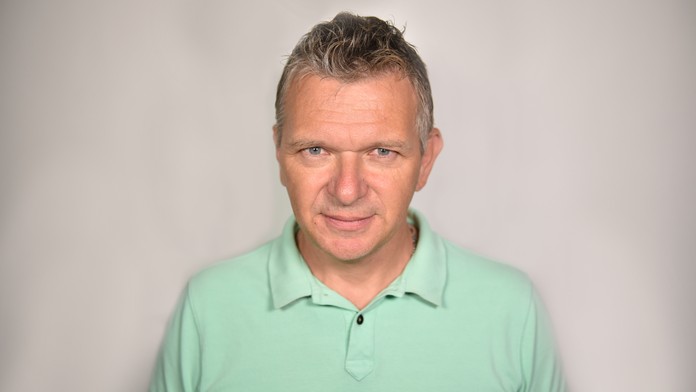 Radost oblíbeného reportéra. Je otcem dvojčátek, k porodu ale nesměl