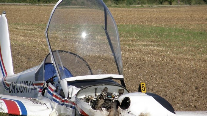 Slovenku srazilo na chodníku letadlo, přežila